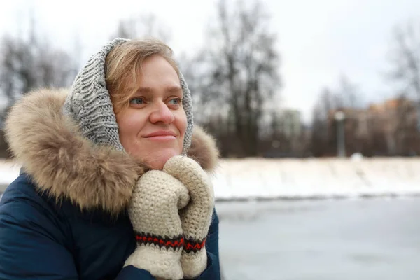 Portret Zamyślonej Kobiety Parku Zimowym — Zdjęcie stockowe