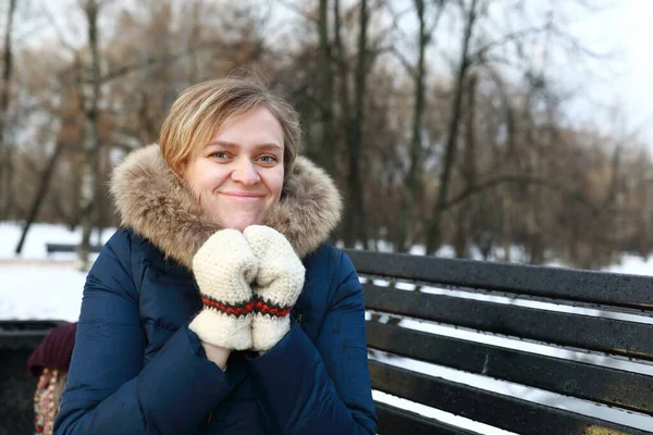 Portrét Usměvavé Ženy Lavičce Zimním Parku — Stock fotografie