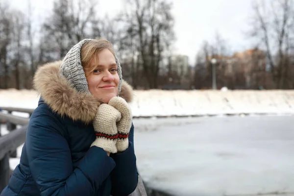 冬の公園における思考の女性の肖像 — ストック写真