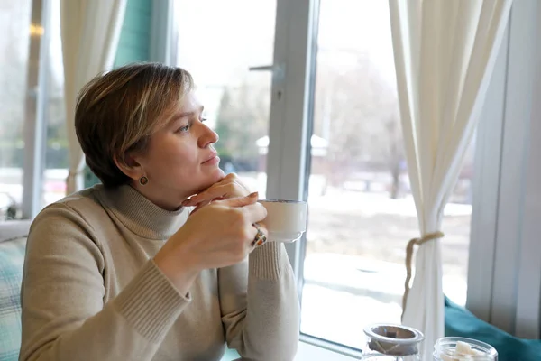 Retrato Mujer Pensante Tomando Cafetería — Foto de Stock