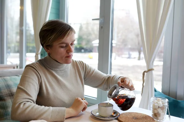 Retrato Mulher Derramando Chá Café — Fotografia de Stock