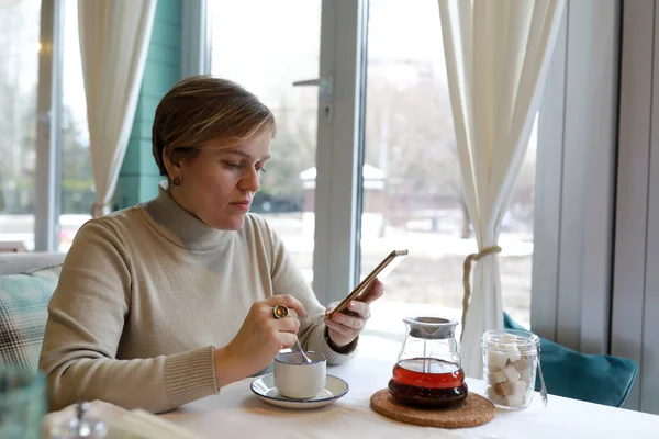 Retrato Mulher Séria Com Smartphone Chá Café — Fotografia de Stock