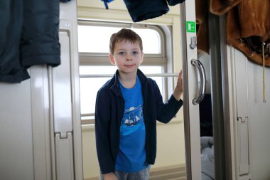 Tren kompartımanındaki çocuğun portresi