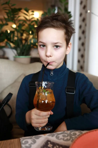 Retrato Criança Tem Limonada Café — Fotografia de Stock