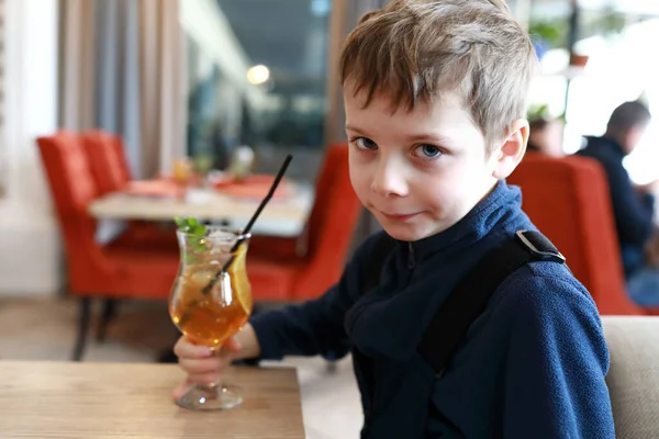 Ritratto Bambino Che Beve Limonata Nel Caffè — Foto Stock