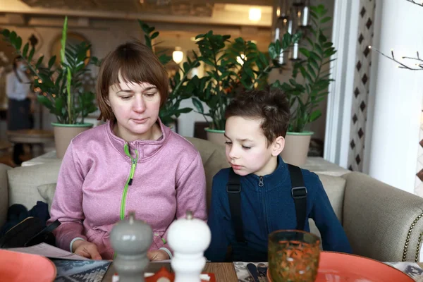 Mère Son Fils Avec Livre Menu Café — Photo