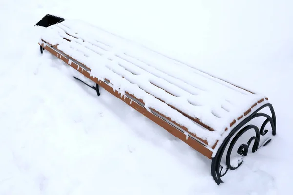 Widok Pokrytą Śniegiem Ławkę Zimie — Zdjęcie stockowe