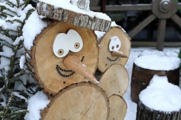 Widok Dwóch Bałwanów Drewnianych Zimą — Zdjęcie stockowe