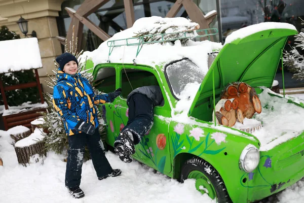 Crianças Brincando Lado Carro Vintage Inverno — Fotografia de Stock