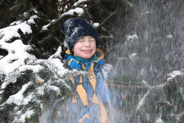 Προσωπογραφία Του Παιδιού Στο Φόντο Του Χριστουγεννιάτικου Δέντρου Στο Πάρκο — Φωτογραφία Αρχείου