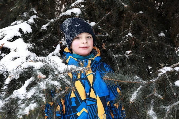 Ragazzo Sfondo Albero Natale Parco — Foto Stock