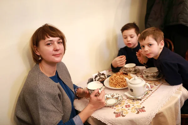 Anne Oğulları Kafede Chak Chak Ile Çay Içerler — Stok fotoğraf