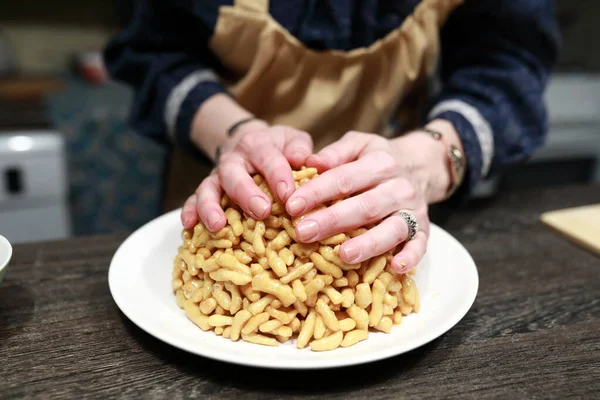 Housewife Forms Chak Chak Plate Kitchen — Stock Photo, Image