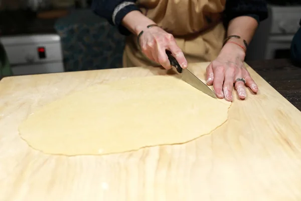 Mulher Cortando Massa Tiras Para Cozinhar Chak Chak Cozinha — Fotografia de Stock