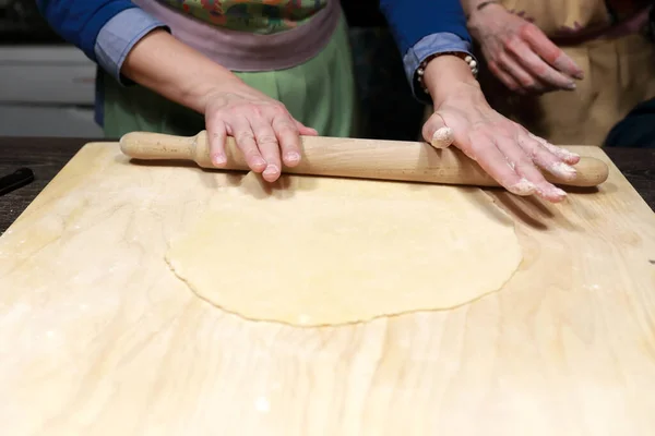 Persoon Rollend Deeg Voor Het Koken Van Chak Chak Keuken — Stockfoto