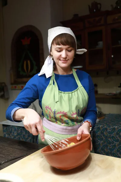 Женщина Перемешивает Яйца Мукой Сделать Тесто Кухне — стоковое фото