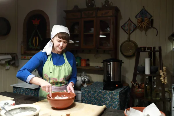 Femme Faisant Pâte Dans Bol Dans Cuisine — Photo