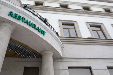 İnşaat duvarındaki restoran tabelasının görüntüsü