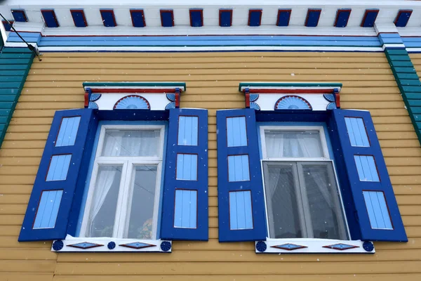Fenster Mit Verkleidungsbrettern Des Holzhauses Kazan Russland — Stockfoto
