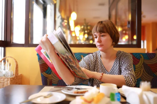 Mujer Leyendo Revista Desayuno Cafetería — Foto de Stock