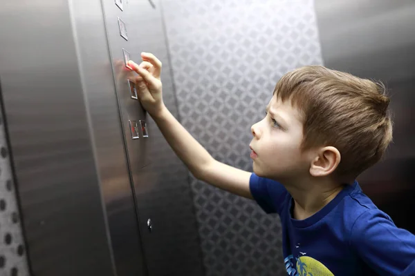 孩子在酒店叫电梯 — 图库照片