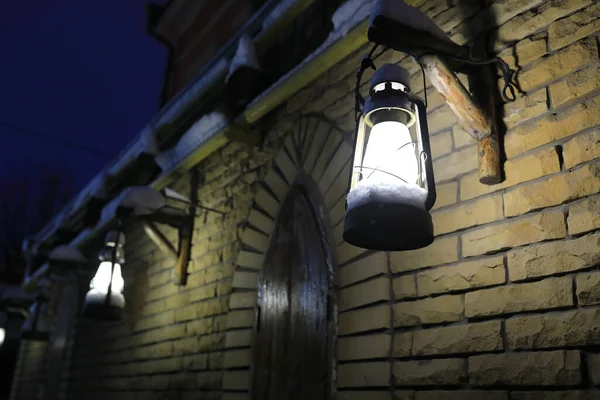 夜のレンガ造りの建物の壁に灯ろう — ストック写真