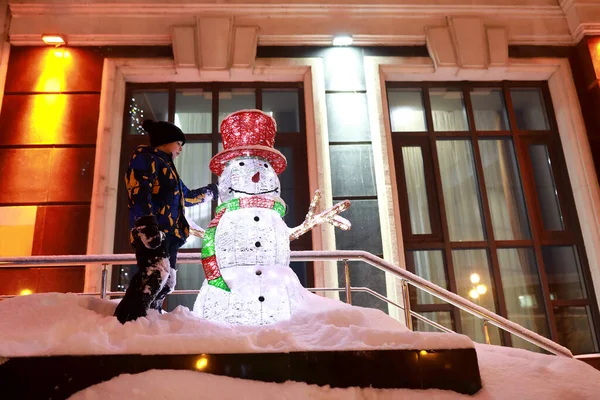 Kind Naast Gloeiende Sneeuwpop Nachts Kazan — Stockfoto