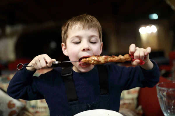 Porträtt Barn Som Äter Kebab Restaurang — Stockfoto
