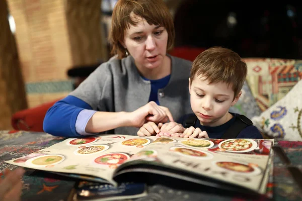 Portret Van Moeder Zoon Met Menu Restaurant — Stockfoto