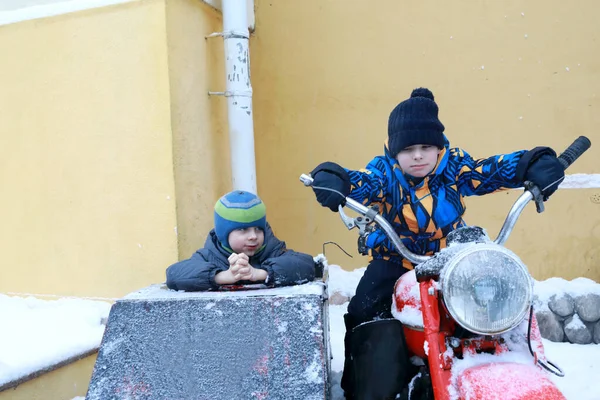 Dwóch Braci Motocyklu Zimie Kazań — Zdjęcie stockowe