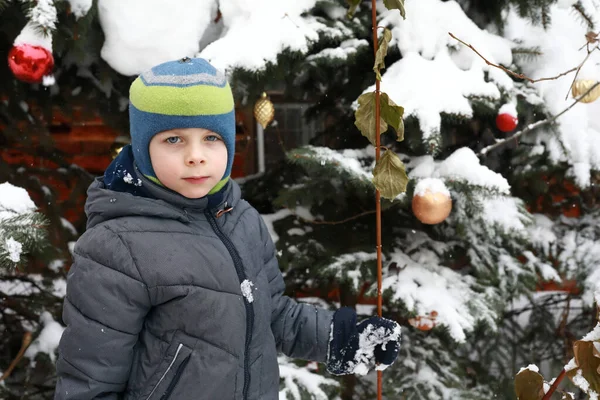 Kışın Noel Ağacının Arka Planındaki Çocuk — Stok fotoğraf