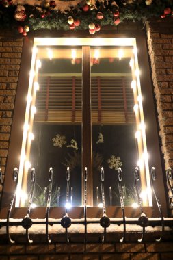 Kışın parlak camlı bir bina, Kazan.