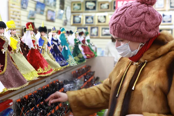 Retrato Mujer Eligiendo Recuerdos Tienda Rusia — Foto de Stock