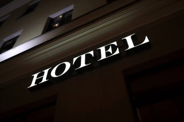 Geceleri parlayan otel tabelasının ayrıntıları.