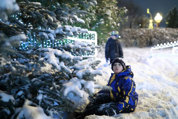 Crianças Lado Árvore Natal Noite Inverno — Fotografia de Stock