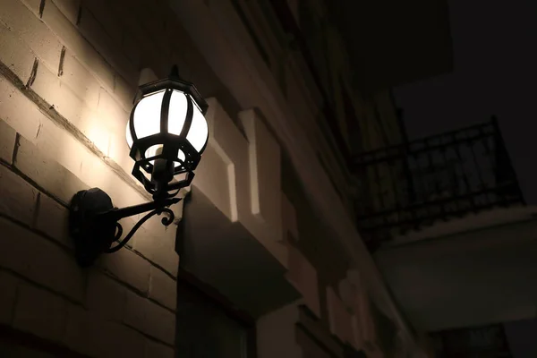 Lanterna Parede Edifício Noite — Fotografia de Stock