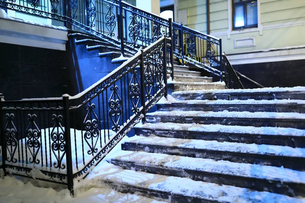 Vista Las Escaleras Cubiertas Nieve Del Edificio Invierno —  Fotos de Stock