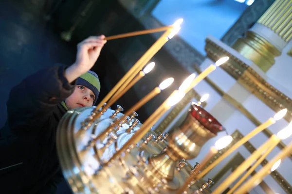 Portrait Enfant Avec Bougie Allumée Dans Cathédrale — Photo