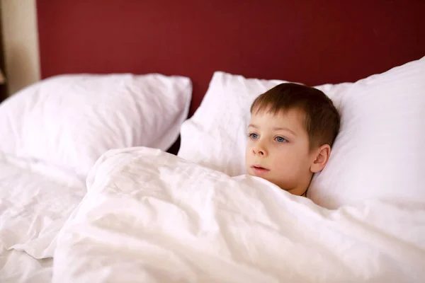 Niño Acostado Cama Por Mañana — Foto de Stock