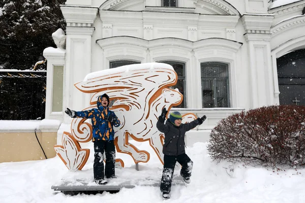 Enfants Jouant Sur Territoire Kremlin Kazan — Photo