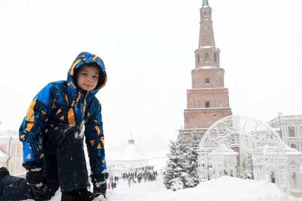 Fiú Háttérben Syuyumbike Torony Kazan Kremlin Télen — Stock Fotó