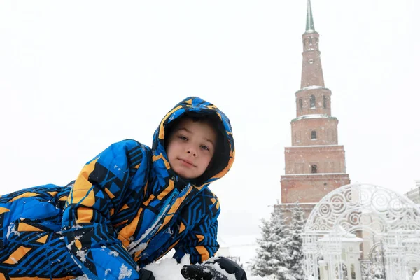 Παιδί Στο Παρασκήνιο Του Πύργου Syuyumbike Στο Kazan Kremlin Χειμώνα — Φωτογραφία Αρχείου