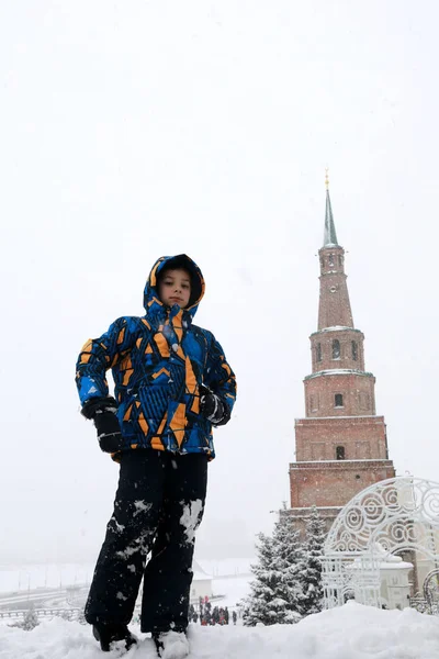 Bambino Sullo Sfondo Della Torre Syuyumbike Nel Cremlino Kazan Inverno — Foto Stock