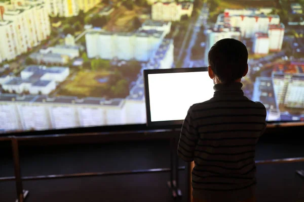 Ребенок Использует Сенсорный Экран Музее — стоковое фото