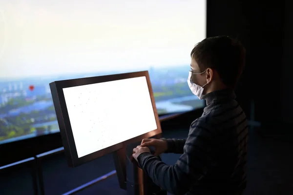 Kind Met Beschermend Masker Met Touchscreen Museum — Stockfoto