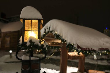 Geceleri parlayan karlı fener manzarası 