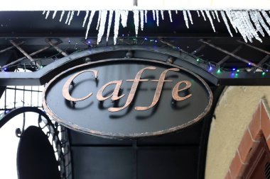 Kışın metal tabelalı kafe manzarası