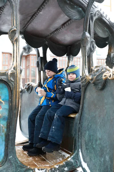 花山バウマン通りの鉄の馬車に座っている子供たち — ストック写真