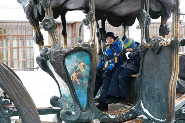 Boys Sitting Iron Carriage Bauman Street Kazan — Stock Photo, Image