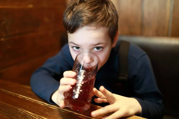 Retrato Niño Bebiendo Jugo Restaurante — Foto de Stock